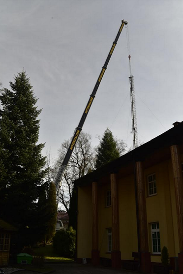 Budynek&#x20;Nadlesnictwa&#x20;Goleniówa&#x2c;&#x20;za&#x20;nim&#x20;dźwig&#x20;podnoszący&#x20;elementy&#x20;masztu&#x20;obserwacyjnego